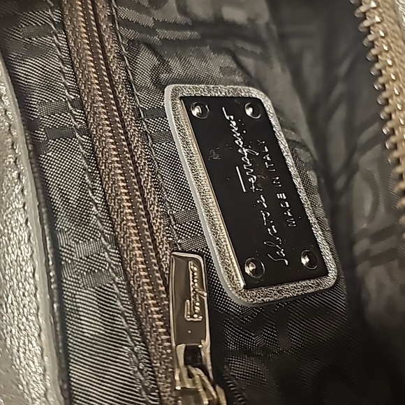 Salvatore ferragamo silver shoulder/handbag. - Picture 16 of 17